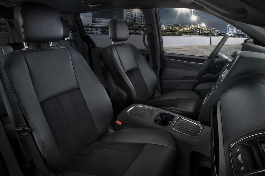 Интерьер Dodge Grand Caravan 35th Anniversary (RT) 2019 года  (фото 2 из 3)